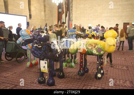 Newcastle, Großbritannien. Oktober 2023. Shaun, die Schafe auf dem Tyne, Abschied von der Herde im Civic Centre, bevor sie ihre ewige Heimat bei der Auktion finden! 50 individuell dekorierte Skulpturen des Charakters. Shaun, das Schaf auf dem Tyne, wird von St. Oswalds Hospiz präsentiert und sammelt Spenden. Die Wohltätigkeitsorganisation hat sich mit den Kreativproduzenten Wild in Art, Shaun, dem Schafschöpfer Aardman, zusammengetan. Quelle: DEW/Alamy Live News Stockfoto