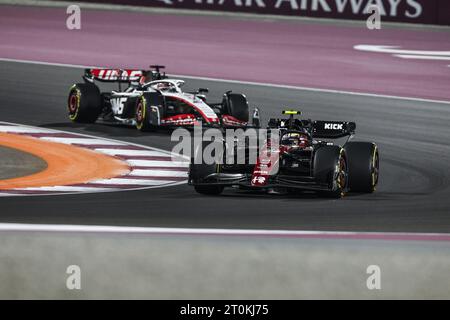 24 ZHOU Guanyu (Chi), Alfa Romeo F1 Team Stake C43, Aktion während des Formel-1-Grand Prix von Katar 2023, 17. Runde der Formel-1-Weltmeisterschaft 2023 vom 6. Bis 8. Oktober 2023 auf dem Lusail International Circuit in Doha, Katar Stockfoto