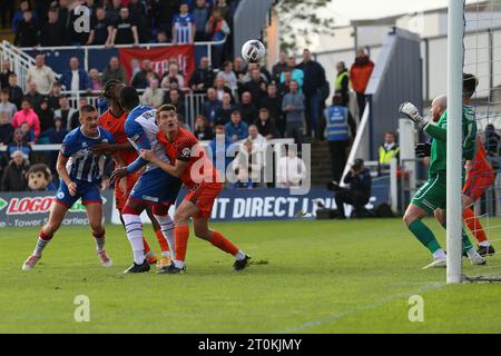 Zak Johnson von Hartlepool United trifft beim Spiel der Vanarama National League zwischen Hartlepool United und Eastleigh am Samstag, den 7. Oktober 2023, im Victoria Park in Hartlepool. (Foto: Mark Fletcher | MI News) Credit: MI News & Sport /Alamy Live News Stockfoto