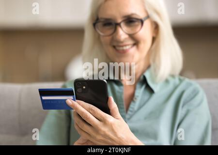 Nahaufnahme von Smartphone und Kreditkarte in weiblichen Händen Stockfoto
