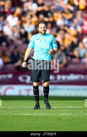 The University of Bradford Stadium, Bradford, England - 7. Oktober 2023 Schiedsrichter Christopher Pollard - während des Spiels Bradford City gegen Swindon Town, Sky Bet League Two, 2023/24, University of Bradford Stadium, Bradford, England - 7. Oktober 2023 Credit: Arthur Haigh/WhiteRosePhotos/Alamy Live News Stockfoto