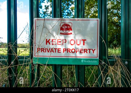 Ein Schild, das am Grenzzaun der Little Heath School angebracht ist und die Leute informiert, dass es sich um Privateigentum handelt und dass man sich fernhalten sollte Stockfoto