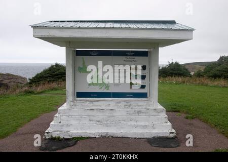 Informationsschild im Arches Provincial Park in Portland Creek, Neufundland & Labrador, Kanada Stockfoto