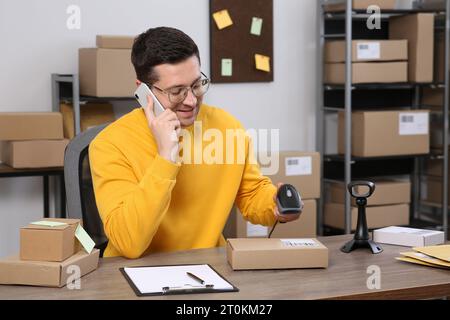 Verkäufer telefoniert während der Arbeit im Büro. Online-Shop Stockfoto