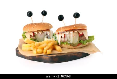 Süße Monster Burger serviert mit Pommes Frites isoliert auf weiß. Halloween Party Essen Stockfoto