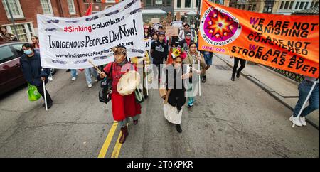 Tag der indigenen Völker, Boston, Massachusetts, USA. Oktober 2023. Etwa 100 Menschen demonstrierten und marschierten durch das Zentrum von Boston, um den US-Nationalfeiertag des Columbus Day in den Tag der Indigenen Völker umzubenennen. Quelle: Chuck Nacke / Alamy Live News Stockfoto