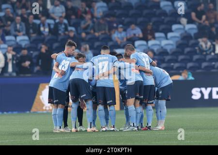 Sydney, Australien. Oktober 2023. Die Spieler des Sydney FC treffen sich beim Finale des Australia Cup 2023 zwischen Sydney FC und Brisbane Roar FC am 7. Oktober 2023 im Allianz Stadium in Sydney, Australien Credit: IOIO IMAGES/Alamy Live News Stockfoto