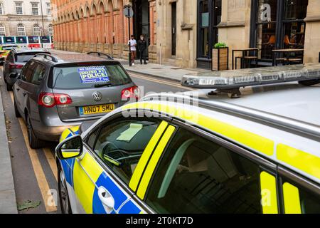 Manchester Polizei, Polizei hat einen VW Passat Auto beschlagnahmt, weil er keine Versicherung hatte, beschlagnahmt für keinen Versicherungsaufkleber auf dem Auto, Manchester, England Stockfoto