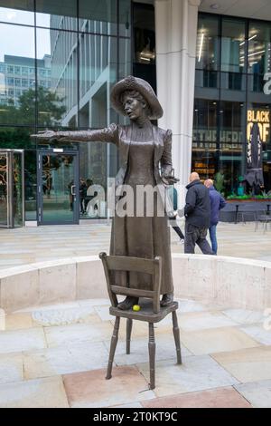 Statue von Emmeline Pankhurst im Stadtzentrum von Manchester, der Gründerin der British Women's Social and Political Union, die sich auf die Erzielung der Frauenrechtswahl konzentrierte Stockfoto