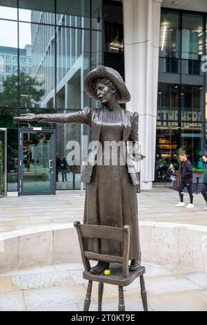 Statue von Emmeline Pankhurst im Stadtzentrum von Manchester, der Gründerin der British Women's Social and Political Union, die sich auf die Erzielung der Frauenrechtswahl konzentrierte Stockfoto