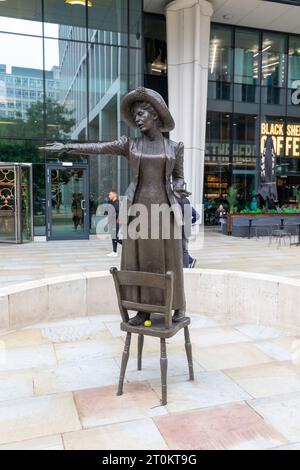 Statue von Emmeline Pankhurst im Stadtzentrum von Manchester, der Gründerin der British Women's Social and Political Union, die sich auf die Erzielung der Frauenrechtswahl konzentrierte Stockfoto