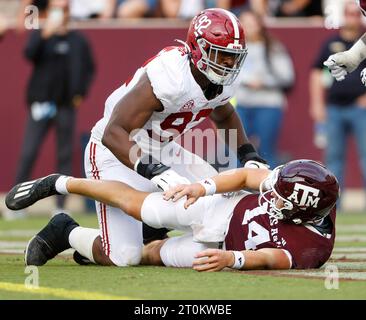 7. Oktober 2023: Der Verteidiger Justin Eboigbe (92) aus Alabama drückt den Texas A&M Quarterback Max Johnson (14) in die Endzone, was zu einer Sicherheit während des vierten Viertels eines NCAA College Football Spiels am 7. Oktober 2023 in College Station, Texas führte. Alabama gewann mit 26:20. (Kreditbild: © Scott Coleman/ZUMA Press Wire) NUR REDAKTIONELLE VERWENDUNG! Nicht für kommerzielle ZWECKE! Stockfoto