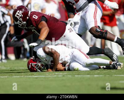 7. Oktober 2023: Der Texas A&M Defensive Lineman Walter Nolen (0) kommt nach einem Entzug des Alabama Quarterbacks Jalen Milroe (4) während eines NCAA College Football Spiels am 7. Oktober 2023 in College Station, Texas. Alabama gewann mit 26:20. (Kreditbild: © Scott Coleman/ZUMA Press Wire) NUR REDAKTIONELLE VERWENDUNG! Nicht für kommerzielle ZWECKE! Stockfoto