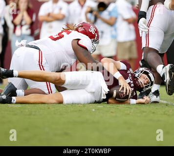 7. Oktober 2023: Der Texas A&M Quarterback Max Johnson (14) wird am 7. Oktober 2023 in College Station, Texas, von dem Alabama-Verteidiger Tim Keenan III (96) während eines NCAA College Football-Spiels zwischen Texas A&M und Alabama entlassen. Alabama gewann mit 26:20. (Kreditbild: © Scott Coleman/ZUMA Press Wire) NUR REDAKTIONELLE VERWENDUNG! Nicht für kommerzielle ZWECKE! Stockfoto