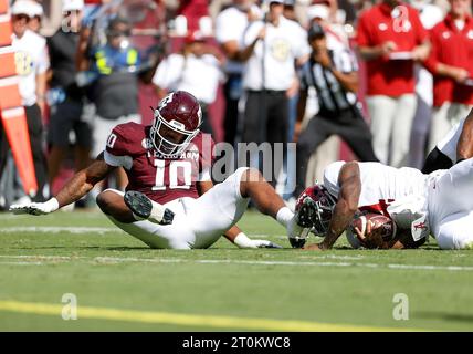 7. Oktober 2023: Texas A&M Defensivlineman Fadil Diggs (10) entführt Alabama Quarterback Jalen Milroe (4) während eines NCAA College Football Spiels am 7. Oktober 2023 in College Station, Texas. Alabama gewann mit 26:20. (Kreditbild: © Scott Coleman/ZUMA Press Wire) NUR REDAKTIONELLE VERWENDUNG! Nicht für kommerzielle ZWECKE! Stockfoto