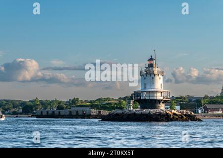 Blick auf die Lichtstation Spring Pointe Ledge mit Fresnel-Linse am späten Nachmittag in South Portland Maine. Stockfoto