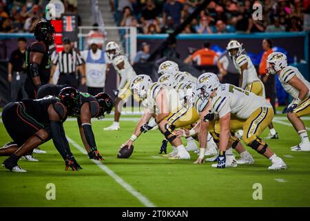 Miami, Florida, USA. Oktober 2023. Spieler während des ACC-Fußballspiels zwischen Miami Hurricanes und Georgia Tech im Hard Rock Stadium in Miami, Florida, USA. Quelle: Yaroslav Sabitov/YES Market Media/Alamy Live News. Stockfoto