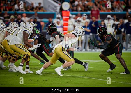 Miami, Florida, USA. Oktober 2023. Spieler während des ACC-Fußballspiels zwischen Miami Hurricanes und Georgia Tech im Hard Rock Stadium in Miami, Florida, USA. Quelle: Yaroslav Sabitov/YES Market Media/Alamy Live News. Stockfoto