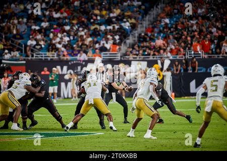 Miami, Florida, USA. Oktober 2023. 9-Tyler Van Dyke QB von Miami Canes während des ACC-Fußballspiels zwischen Miami Hurricanes und Georgia Tech im Hard Rock Stadium in Miami, Florida, USA. Quelle: Yaroslav Sabitov/YES Market Media/Alamy Live News. Stockfoto