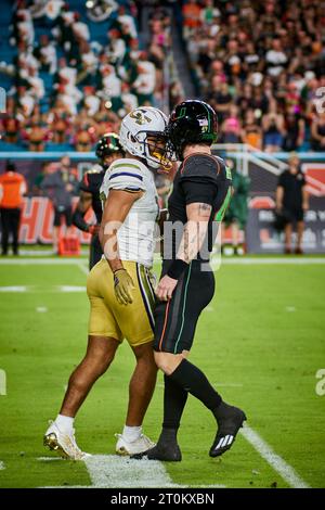 Miami, Florida, USA. Oktober 2023. Spieler während des ACC-Fußballspiels zwischen Miami Hurricanes und Georgia Tech im Hard Rock Stadium in Miami, Florida, USA. Quelle: Yaroslav Sabitov/YES Market Media/Alamy Live News. Stockfoto