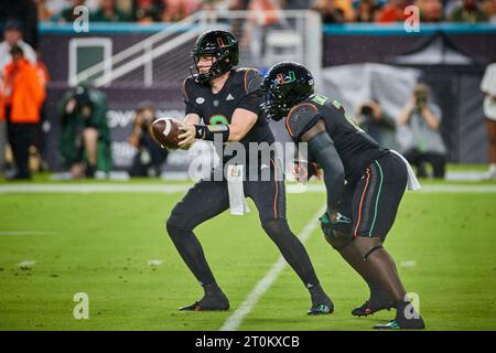 Miami, Florida, USA. Oktober 2023. 9-Tyler Van Dyke QB von Miami Canes während des ACC-Fußballspiels zwischen Miami Hurricanes und Georgia Tech im Hard Rock Stadium in Miami, Florida, USA. Quelle: Yaroslav Sabitov/YES Market Media/Alamy Live News. Stockfoto