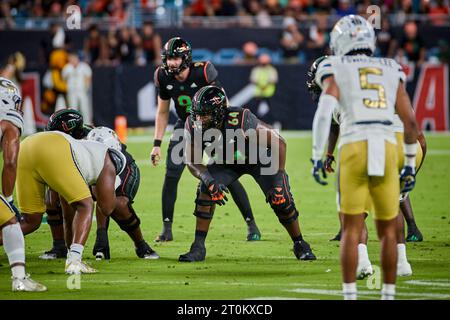 Miami, Florida, USA. Oktober 2023. 64-Jalen Rivers of Miami Canes, 9-Tyler Van Dyke QB von Miami Canes während des ACC-Fußballspiels zwischen Miami Hurricanes und Georgia Tech im Hard Rock Stadium in Miami, Florida, USA. Quelle: Yaroslav Sabitov/YES Market Media/Alamy Live News. Stockfoto