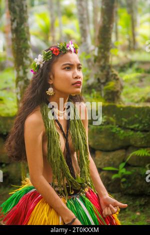 Einheimisches Yapese-Mädchen in traditioneller Kleidung, abgebildet in ihrem Dorf auf der Insel Yap, Mikronesien. Stockfoto