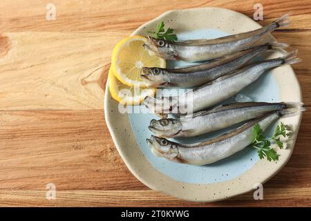 Gefrorener Shisamo-Fisch auf Holztisch, Blick von oben Stockfoto