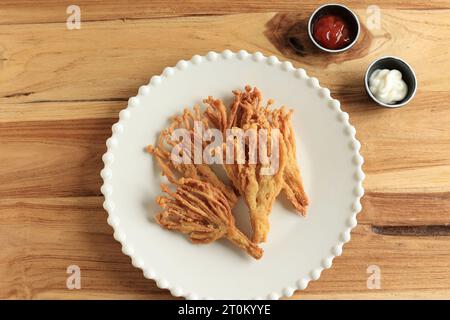 Golden Crispy Enoki Nadelpilz, Blick von oben auf weißer Platte Stockfoto