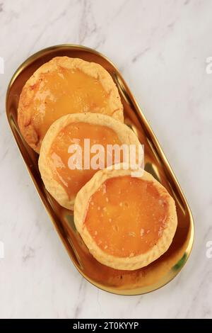 Milk Pie Susu oder Custard Tarts, Pie auf Basis von cremigem Milchcustad Topping. Beliebter Snack aus Bali Indonesien Stockfoto