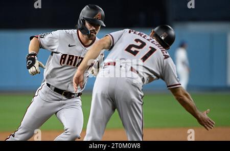 Los Angeles, Usa. Oktober 2023. Der Rechtsfeldspieler Corbin Carroll (L) von Arizona Diamondbacks feiert mit dem dritten Base-Trainer Tony Perezchica (21), nachdem er am Samstag, den 7. Oktober 2023, einen zweiten Inning Solo Home Run gegen die Los Angeles Dodgers im ersten Spiel der National League Division Series 2023 im Dodgers Stadium in Los Angeles erzielt hat. Foto: Alexander Gallardo/UPI Credit: UPI/Alamy Live News Stockfoto