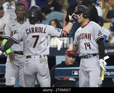 Los Angeles, Usa. Oktober 2023. Der Rechtsfeldspieler Corbin Carroll (7) von Arizona Diamondbacks feiert mit seinem Teamkollegen Gabriel Moreno (14), nachdem er am Samstag, den 7. Oktober 2023, im ersten Spiel der National League Division Series 2023 im Dodgers Stadium in Los Angeles einen zweiten Inning Solo Home Run gegen die Los Angeles Dodgers geschlagen hat. Foto: Alexander Gallardo/UPI Credit: UPI/Alamy Live News Stockfoto