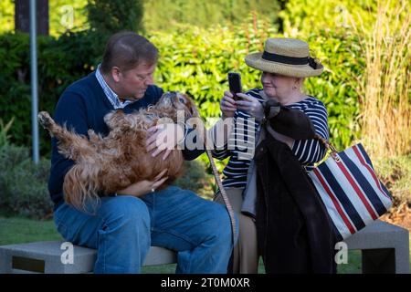 Seattle, Washington, USA. Oktober 2023. Ein Paar macht ein Foto mit ihrem älteren Hund nach der St. Franziskus Day Celebration und Segen der Tiere in der Episkopal Cathedral in Seattle. Quelle: Paul Christian Gordon/Alamy Live News Stockfoto