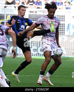 Mailand, Italien. Oktober 2023. Benjamin Pavard (L) von FC Inter streitet mit Joshua Zirkzee (R) von Bologna während eines Fußballspiels der Serie A zwischen dem FC Inter und Bologna in Mailand, Italien, am 7. Oktober 2023. Quelle: Alberto Lingria/Xinhua/Alamy Live News Stockfoto