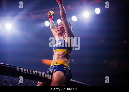 San Diego, CA, USA. Oktober 2023. SAN DIEGO, KALIFORNIEN - 7. Oktober: CRIS Cyborg feiert nach der Verteidigung ihres Bellator Featherweight Title in San Diego, Kalifornien, USA. (Foto: Matt Davies/PxImages/SIPA USA) Credit: SIPA USA/Alamy Live News Stockfoto