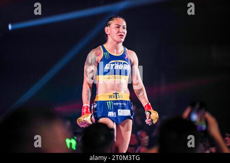 San Diego, CA, USA. Oktober 2023. SAN DIEGO, KALIFORNIEN - 7. Oktober: CRIS Cyborg tritt in die Arena ein, um ihren Bellator Featherweight Titel zu verteidigen, San Diego, Kalifornien, USA. (Foto: Matt Davies/PxImages/SIPA USA) Credit: SIPA USA/Alamy Live News Stockfoto