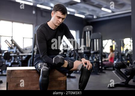 Ernsthafter Kerl konzentriert sich auf GANZKÖRPERÜBUNGEN. Der beste Weg, um Muskeln aufzubauen, die Kraft zu erhöhen, Körperfett zu verlieren und die Sportlichkeit zu verbessern. Stockfoto