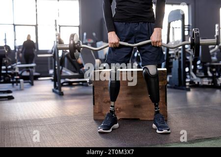 Nahaufnahme eines Mannes mit Langhantel in den Händen, Kopierraum. Gewichtheben, Powerlifting. Challenge, Kopierbereich Stockfoto