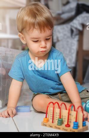 Niedliches Kind spielt Lernspiel zum Zählen Stockfoto