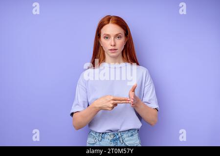 Britische Gebärdensprache. Ein zweihändiges Alphabet. Alphabet mit der Fingerbuchstabe. Rothaarige Frau mit taubstummen BSL-Buchstaben V. Nahaufnahme Porträt isol Stockfoto