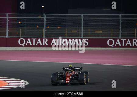 Doha, Katar. Oktober 2023. Zhou Guanyu, chinesischer Fahrer von alfa Romeo, tritt am 7. Oktober 2023 beim Formel-1-Grand-Prix-Sprint von Katar in Doha an. Quelle: Qian Jun/Xinhua/Alamy Live News Stockfoto
