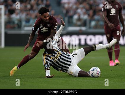 Turin, Italien. Oktober 2023. Der FC Juventus’ Timothy Weah (R) streitet mit dem Torino Valentino Lazaro während eines Fußballspiels der Serie A zwischen dem FC Juventus und Turin am 7. Oktober 2023 in Turin. Quelle: Federico Tardito/Xinhua/Alamy Live News Stockfoto