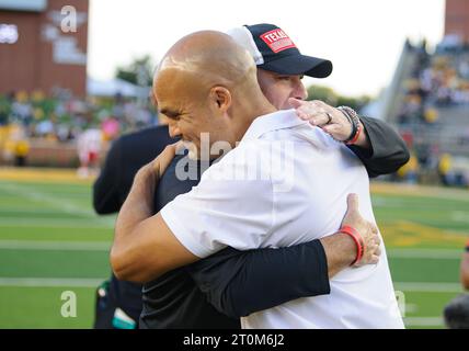 Waco, Texas, USA. Oktober 2023. Baylor Bears Head Coach Dave Aranda und Texas Tech Red Raiders Head Coach Joey McGuire treffen sich vor dem NCAA Football Spiel zwischen den Texas Tech Red Raiders und Baylor Bears im McLane Stadium in Waco, Texas. Matthew Lynch/CSM/Alamy Live News Stockfoto