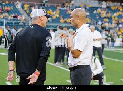 Waco, Texas, USA. Oktober 2023. Baylor Bears Head Coach Dave Aranda und Texas Tech Red Raiders Head Coach Joey McGuire sprechen vor dem NCAA Football Spiel zwischen den Texas Tech Red Raiders und Baylor Bears im McLane Stadium in Waco, Texas. Matthew Lynch/CSM/Alamy Live News Stockfoto