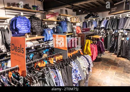 Black Outdoor Store in Ambleside, Innenausstattung von Kleidungsjacken und Hosen, darunter einige im Verkauf, Ambleside, Lake District, England, Großbritannien Stockfoto