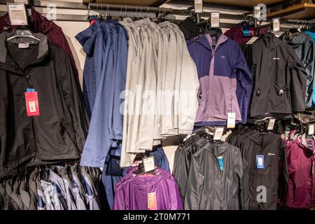 Black Outdoor Store in Ambleside, Innenausstattung von Kleidungsjacken und Hosen, darunter einige im Verkauf, Ambleside, Lake District, England, Großbritannien Stockfoto