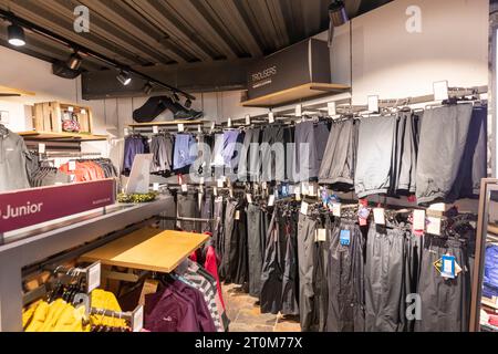 Black Outdoor Store in Ambleside, Innenausstattung von Kleidungsjacken und Hosen, darunter einige im Verkauf, Ambleside, Lake District, England, Großbritannien Stockfoto