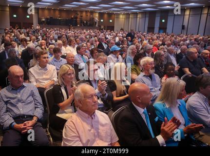 London, Großbritannien. Oktober 2023. Die Teilnehmer applaudieren den Rednern in einem voll bepackten Konferenzsaal. Reform UK wurde 2018 aus der Asche der Brexit Party gegründet. Sie wurde bis März 2021 von Nigel Farage geführt, als Richard Tice ihr derzeitiger Führer wurde. Sie haben vor, bei den bevorstehenden Parlamentswahlen in jedem Sitz kandidieren zu können. (Foto von Martin Pope/SOPA Images/SIPA USA) Credit: SIPA USA/Alamy Live News Stockfoto