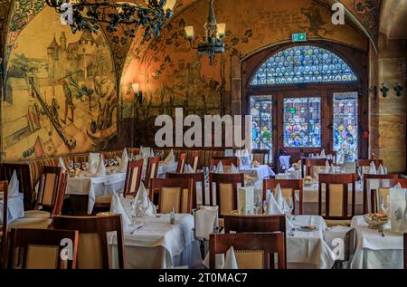 Straßburg, Frankreich - Mai 31 2023: Speisesaal des Restaurants Maison Kammerzell House in einem kunstvollen Fachwerkhaus aus dem 15. Jahrhundert auf dem Domplatz Stockfoto