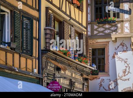 Straßburg, Frankreich - 31. Mai 2023: Verzierte Fassaden elsässischer Weinrestaurants in traditionellen alten Fachwerkhäusern im historischen Zentrum Stockfoto